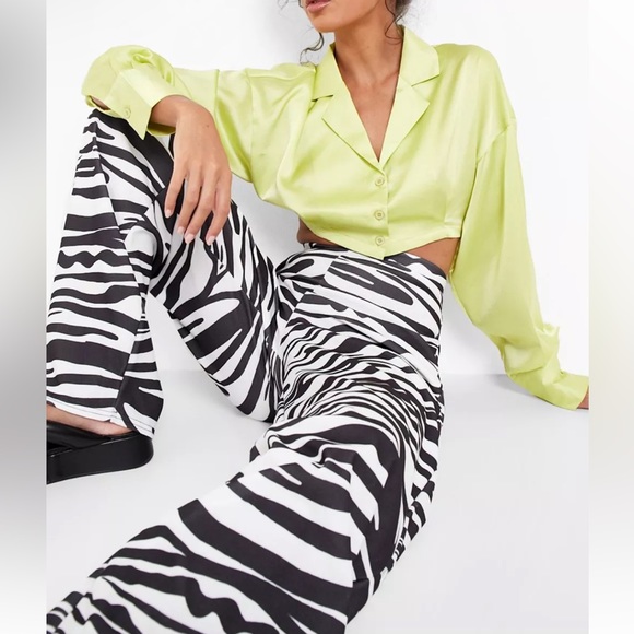 Boohoo Trendy Zebra Print Wide Leg Flare Pants - Picture 2 of 9